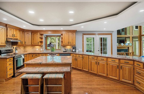 Calgary House | Freele Escape | Hot Tub | Nature Lovers Dream! |