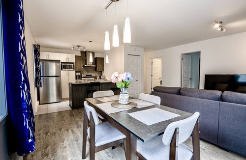 Laval-des-Rapides Condo | FreeParking Condo 2BRs 4beds AC Wi-Fi Smart TV
