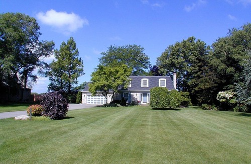 Niagara-on-the-Lake Villa | French country delight with pool, between vineyards and Niagara River, golf