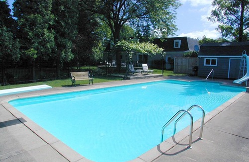 Niagara-on-the-Lake Villa | French country delight with pool, between vineyards and Niagara River, golf