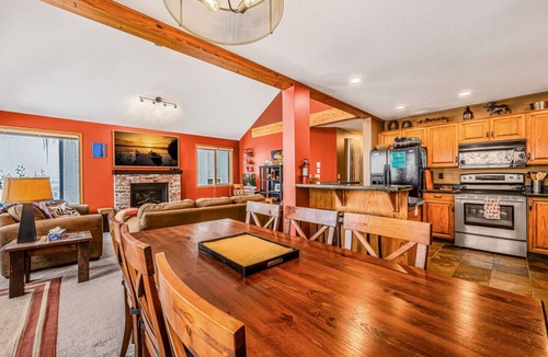 Big White Ski Resort Apartment | Fresh Tracks Retreat Ski In Out Mtn View Hot Tub