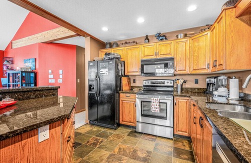 Big White Ski Resort Apartment | Fresh Tracks Retreat Ski In Out Mtn View Hot Tub