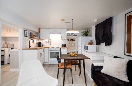 Old Strathcona House | Fresh University & River Valley - 2 Bedroom
