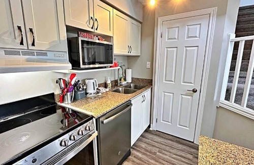 Craigleith Apartment | Freshly Upgraded Cozy Loft