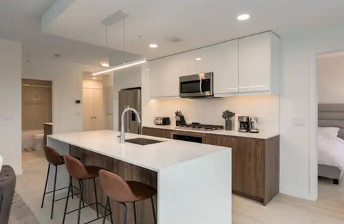 Sunnyside Condo | *Friendly* City Suite in Kensington *2bed+2Bath*