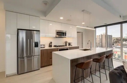 Sunnyside Condo | *Friendly* City Suite in Kensington *2bed+2Bath*