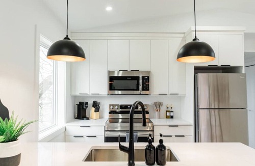 Winnipeg House | *Friendly South | Free Parking | 15 min Downtown*