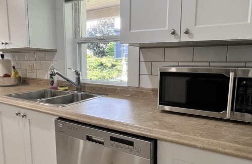 South Central Apartment | Full 2 bedroom Suite near Hospital, Downtown & Lake. Kelowna's Natures Oasis