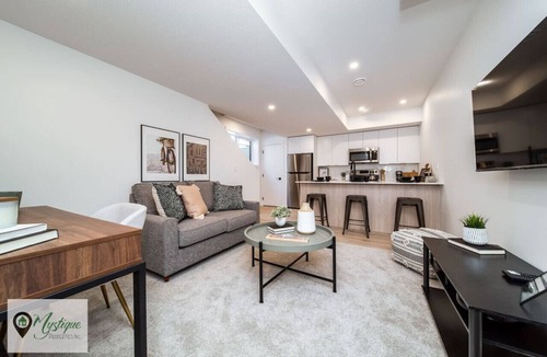 Southwest Edmonton House | Full Home w/Separate BSMT | Sleeps 12| King Beds
