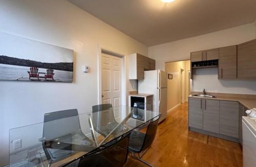 Verdun House | FULL KITCHEN 9min from DTOWN Room B