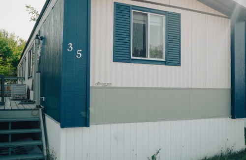 Maple Creek House | Full kitchen. Lots of parking. Free laundry, Wifi and Roku.