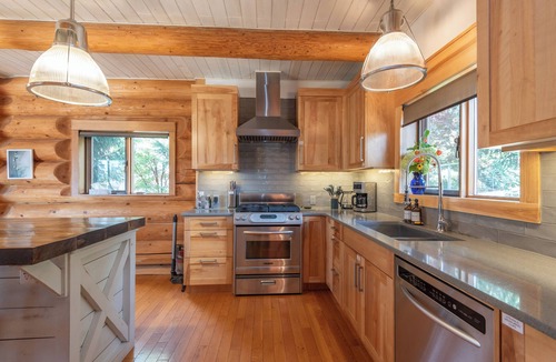 Tappen Cabin | Full Log Cabin - sleeps 8, with AC and beautiful view of Shuswap Lake
