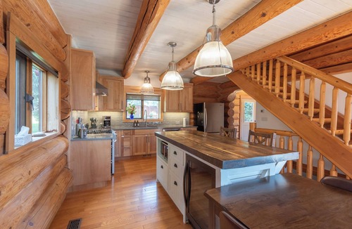 Tappen Cabin | Full Log Cabin - sleeps 8, with AC and beautiful view of Shuswap Lake