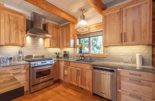Tappen Cabin | Full Log Cabin - sleeps 8, with AC and beautiful view of Shuswap Lake
