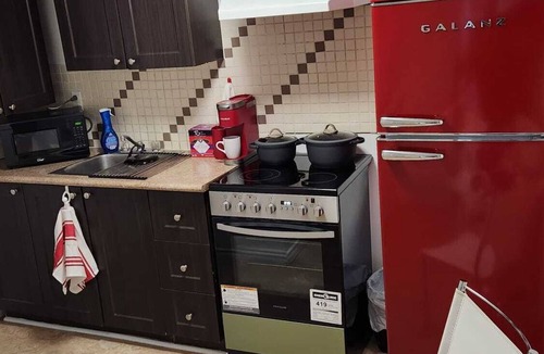 District Saint - Raymond - Vanier Apartment | Full Studio in Hull with parking, wifi and kitchen, 5min from Ottawa parliament