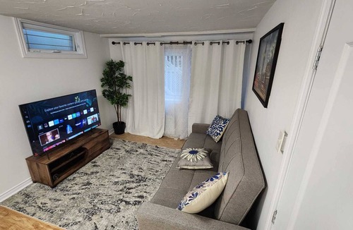 District Saint - Raymond - Vanier Apartment | Full Studio in Hull with parking, wifi and kitchen, 5min from Ottawa parliament