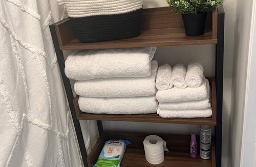 District Saint - Raymond - Vanier Apartment | Full Studio in Hull with parking, wifi and kitchen, 5min from Ottawa parliament