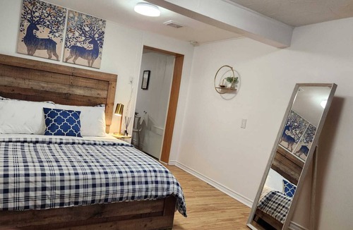 District Saint - Raymond - Vanier Apartment | Full Studio in Hull with parking, wifi and kitchen, 5min from Ottawa parliament