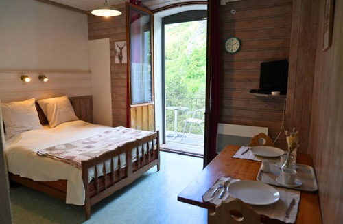 Brides-les-Bains Apartment | Fully-equipped studio - double bed