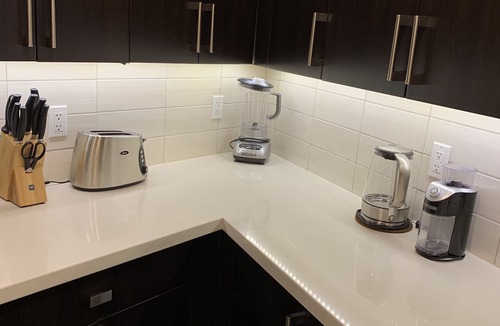 North Vancouver Apartment | Fully equipped 5 star 1 bdrm suite. Luxurious.n