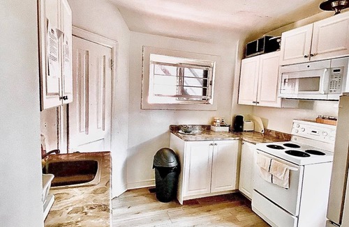 Cabbagetown South House | Fully furnished rooms near Eaton Centre, ten minutes walk from Dundas Station