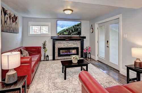 Doon South House | Fully Private|1600ft²|Backyard|Parking |Trails