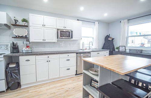 Kincardine Cottage | Fully Renovated Cottage on Queen, 3min walk from Beach and Downtown Adventures!