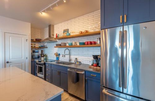 Golden Apartment | Fully Renovated Ski-in/out Loft with Private Hot Tub!