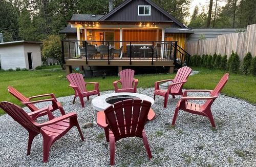 Roberts Creek House | Fun cottage with hot tub, pool table, game room, and a huge deck.