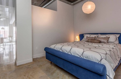 Mile End Apartment | Furnished and Modern Mile End Loft