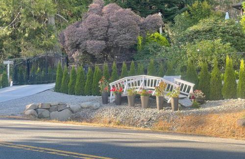 West Sechelt House | Garden Bridge House