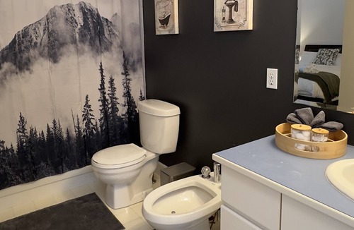 Hollyburn Apartment | Garden Retreat in West Vancouver