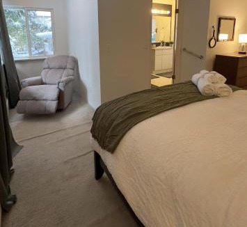 Dundarave Apartment | Garden Retreat in West Vancouver