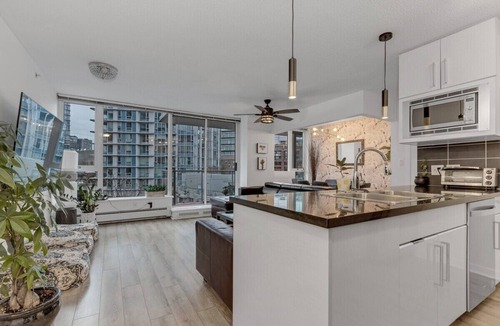Crosstown Condo | Gastown Downtown Apartment Very Central