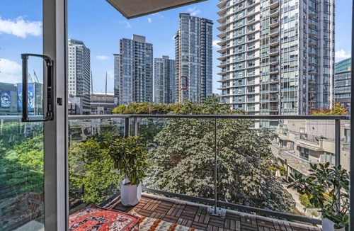 Crosstown Condo | Gastown Downtown Apartment Very Central