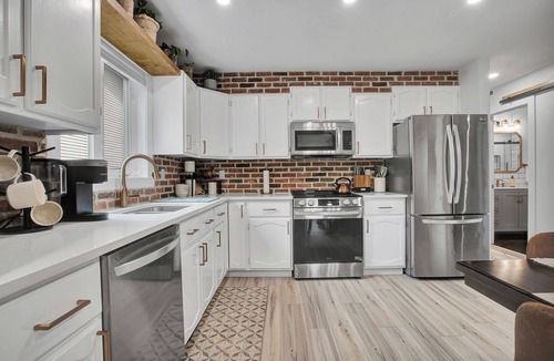 Saskatoon House | Gather in Saskatoon - Hot Tub 85" TV, Deck, Bbq, Trampoline, Games Room, 5Bdrm