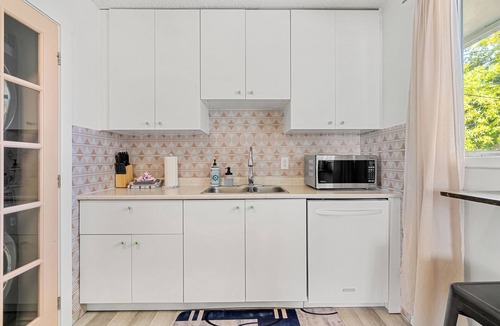 Forest Lawn House | Gather & Stay- whole house, full kitchens, free parking, cozy, 6BR, sleeps 16