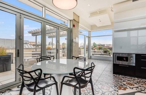 Downtown Victoria Apartment | Gem at the Janion