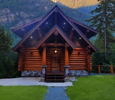 Sunshine Valley Ski Chalet | Gem by Manning Park: Luxury Loghouse “Ravenloft”