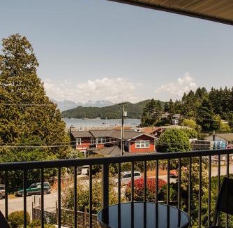 Gibsons Hotel | Gibsons Landing Inn