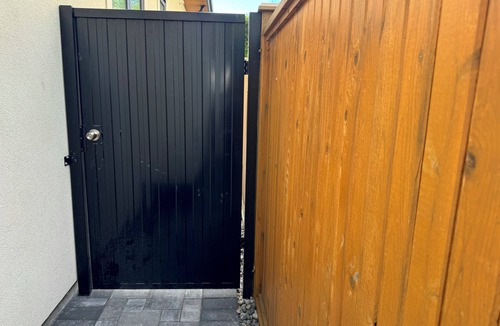 Steveston House | Gilbert house cozy guest ensuite room near YVR-airport