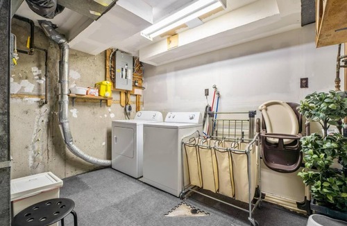 Glenbrook Apartment | Glenbrook Home Close to MRU 2KingBeds FreeParking