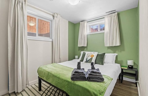 Glenbrook Apartment | Glenbrook Home Close to MRU 2KingBeds FreeParking