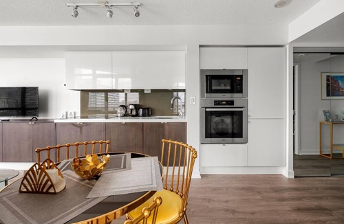 Wellington Place Condo | GLOBALSTAY 1 Bedroom with a Romantic View of Trains in Downtown