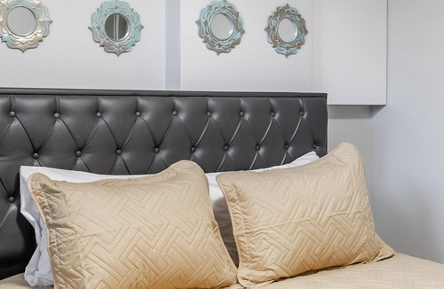 Little Italy Apartment | GLOBALSTAY. Modern Bsm in the Heart of Toronto. HOT TUB, BBQ.