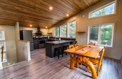 Golden Cabin | Goat Mountain Cabin in the beautiful Blaeberry Valley