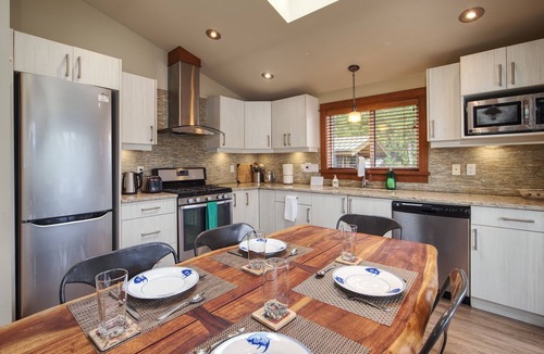 Port Renfrew Cottage | Going Coastal A+B, oceanfront view, pet friendly sleep a total of up to 10