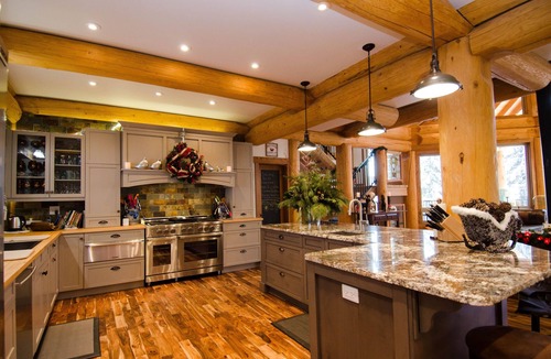 Golden Bed & Breakfast | Golden Acres Mountain Lodge. Luxury in the wilderness.