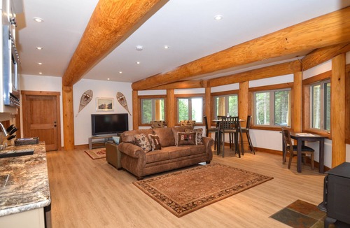 Golden Bed & Breakfast | Golden Acres Mountain Lodge. Luxury in the wilderness.
