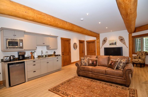 Golden Bed & Breakfast | Golden Acres Mountain Lodge. Luxury in the wilderness.